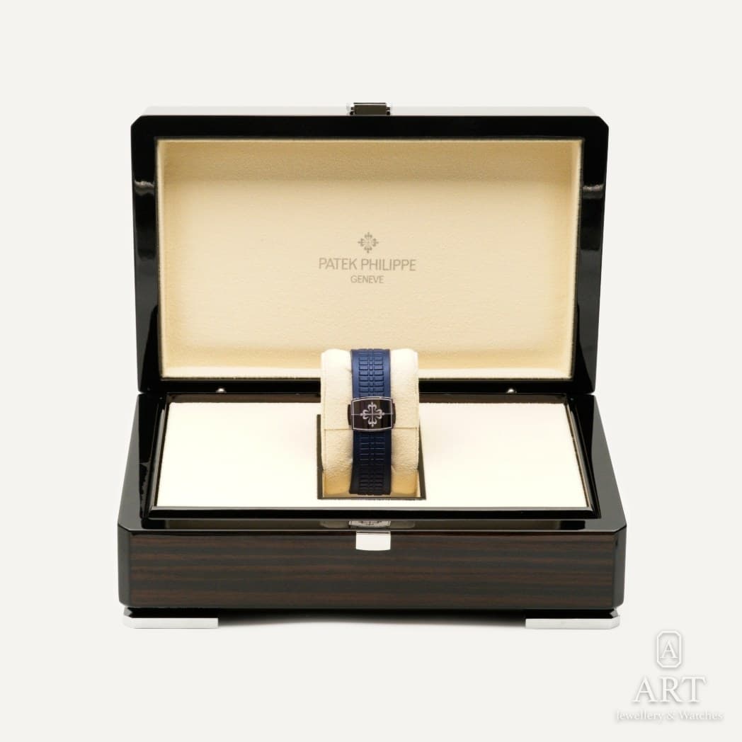 Patek Philippe Aquanaut watch, blue dial, reference 5168G-001 (4)
