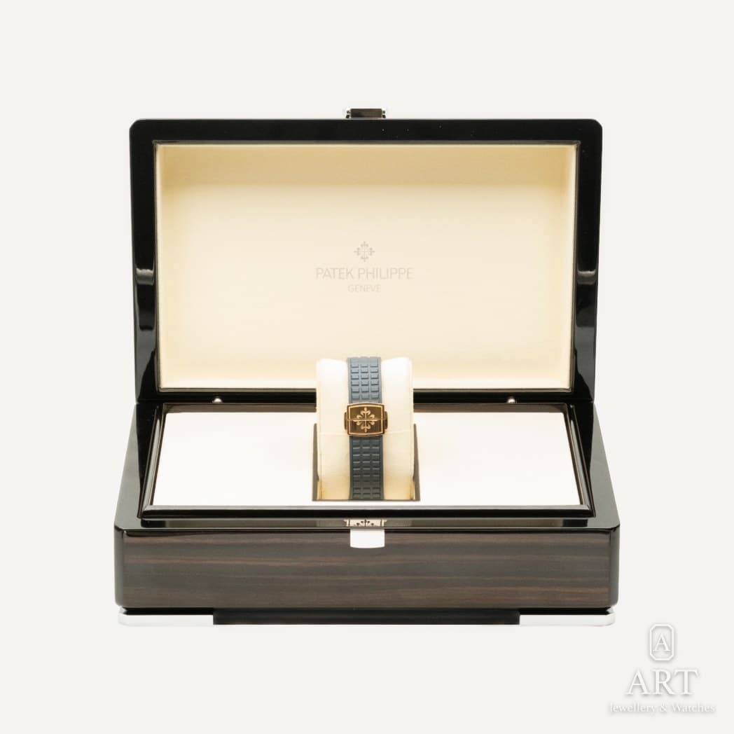 Patek Philippe Aquanaut Luce Annual Calendar watch, blue dial, reference 5261R-001 (4)